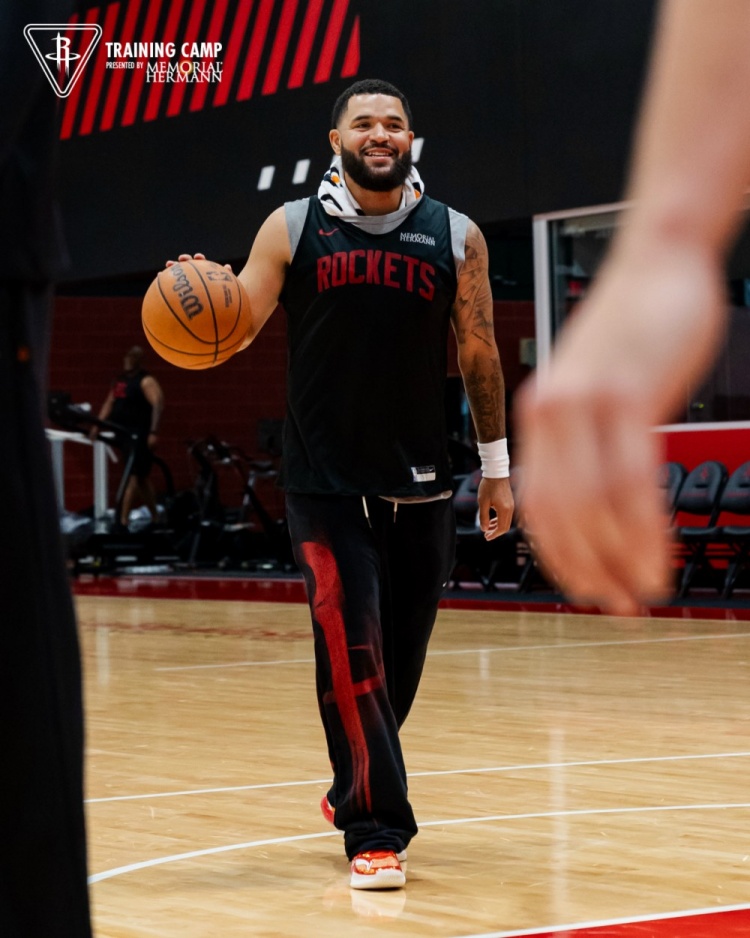 备战新赛季！火箭官方晒训练照：很高兴看到伙计们都回来了?