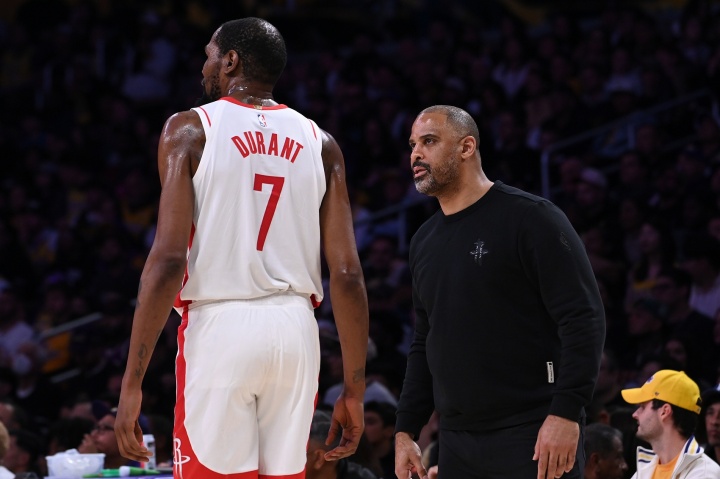 KD：我和乌度卡关系可以更亲密 他是我在比赛中可以随时依靠的人