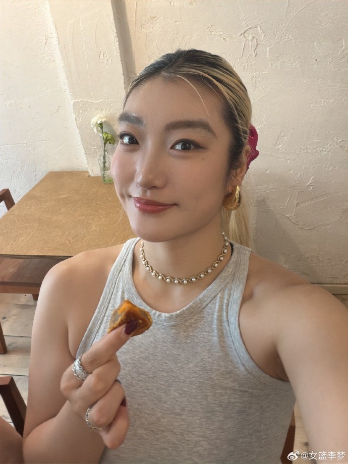 李梦社媒晒照并送上中秋节日祝福：中秋快乐大家???