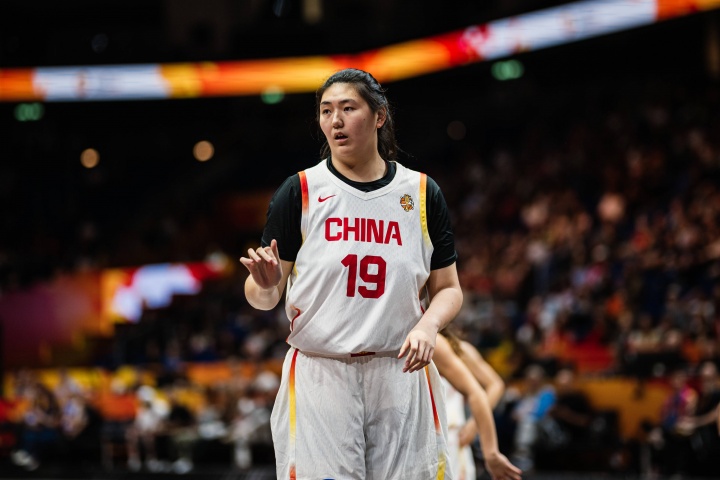 篮下一顿暴杀！张子宇半场出手就有 5投5中10分3板