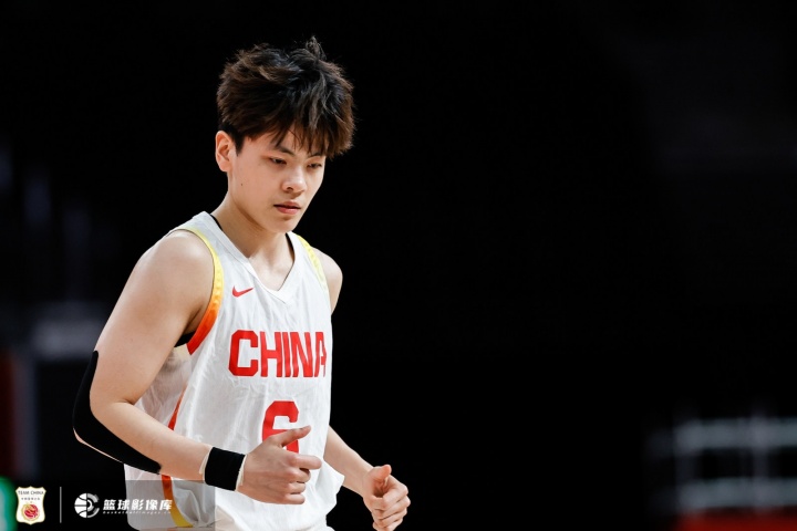 5次失误过多了！杨舒予半场4中2贡献5分2板1助