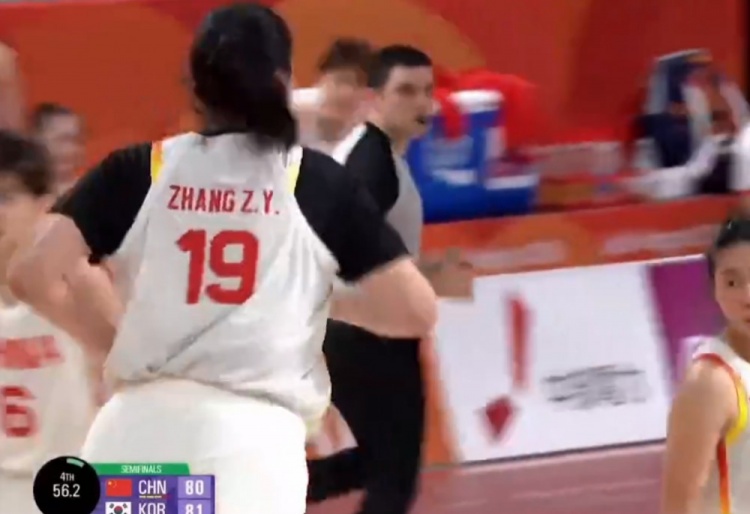 顶住！张子宇篮下上篮稳稳命中 中国女篮仅落后一分