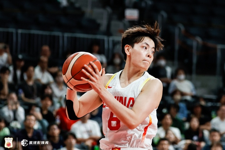 失误偏多！杨舒予13投7中得到15分7板1助1帽 出现6失误