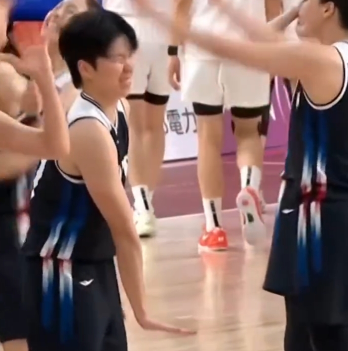 韩国女篮赛后比出“太小了”手势嘲讽！博主：哎…真的好窝囊啊…